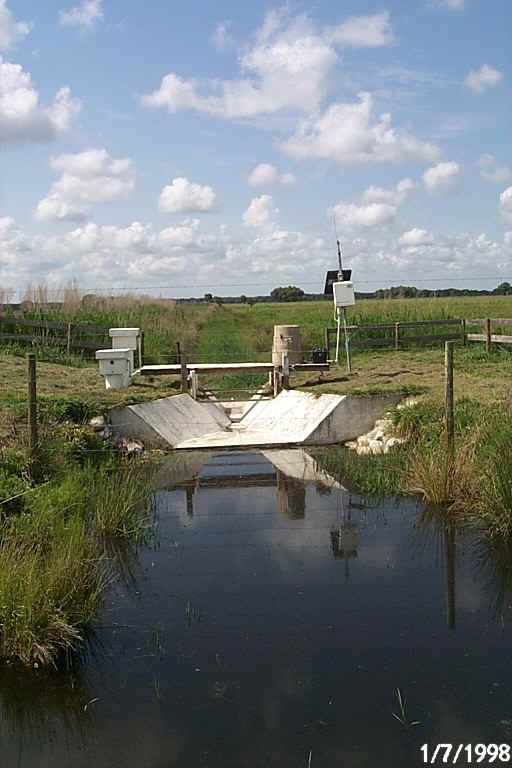 Flume with water sampling station 1.JPG (146176 bytes)
